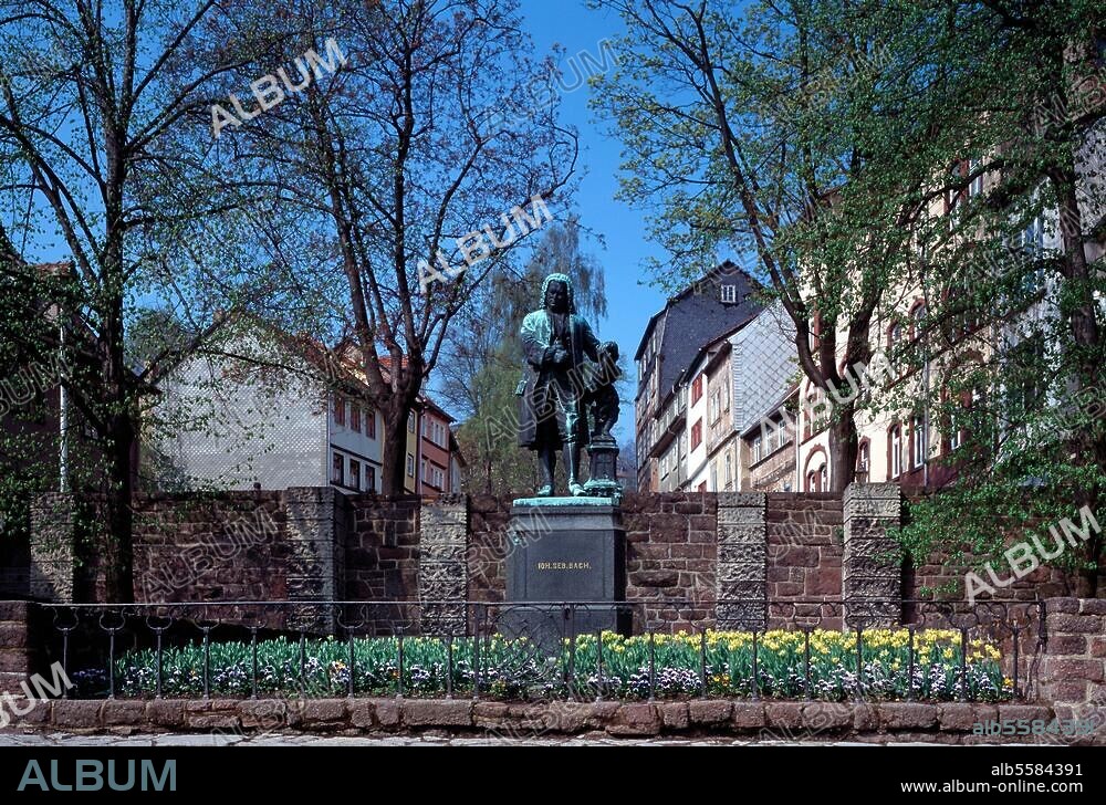 Bach, Johann Sebastian. Komponist; 1685-1750. Bachdenkmal in Eisenach. (1884 von Adolf von Donndorf; aufgestellt vor dem Westportal der Georgenkirche, 1939 versetzt auf den Frauenplan). Foto (Florian Monheim).