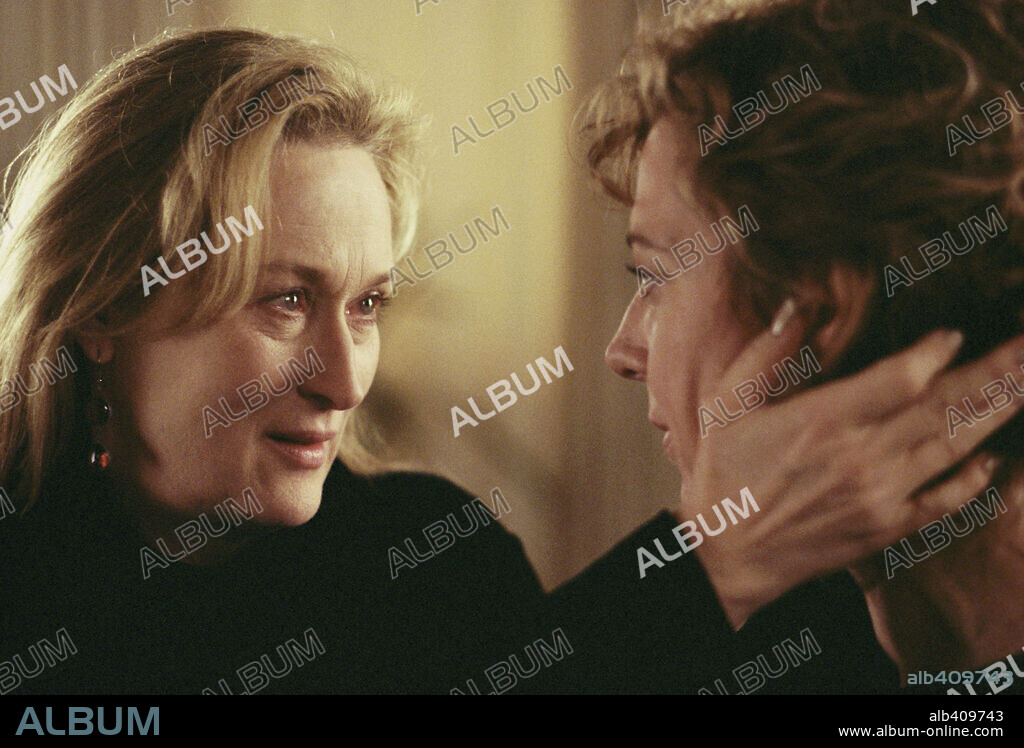 ALLISON JANNEY and MERYL STREEP in THE HOURS, 2002, directed by STEPHEN DALDRY. Copyright PARAMOUNT PICTURES.