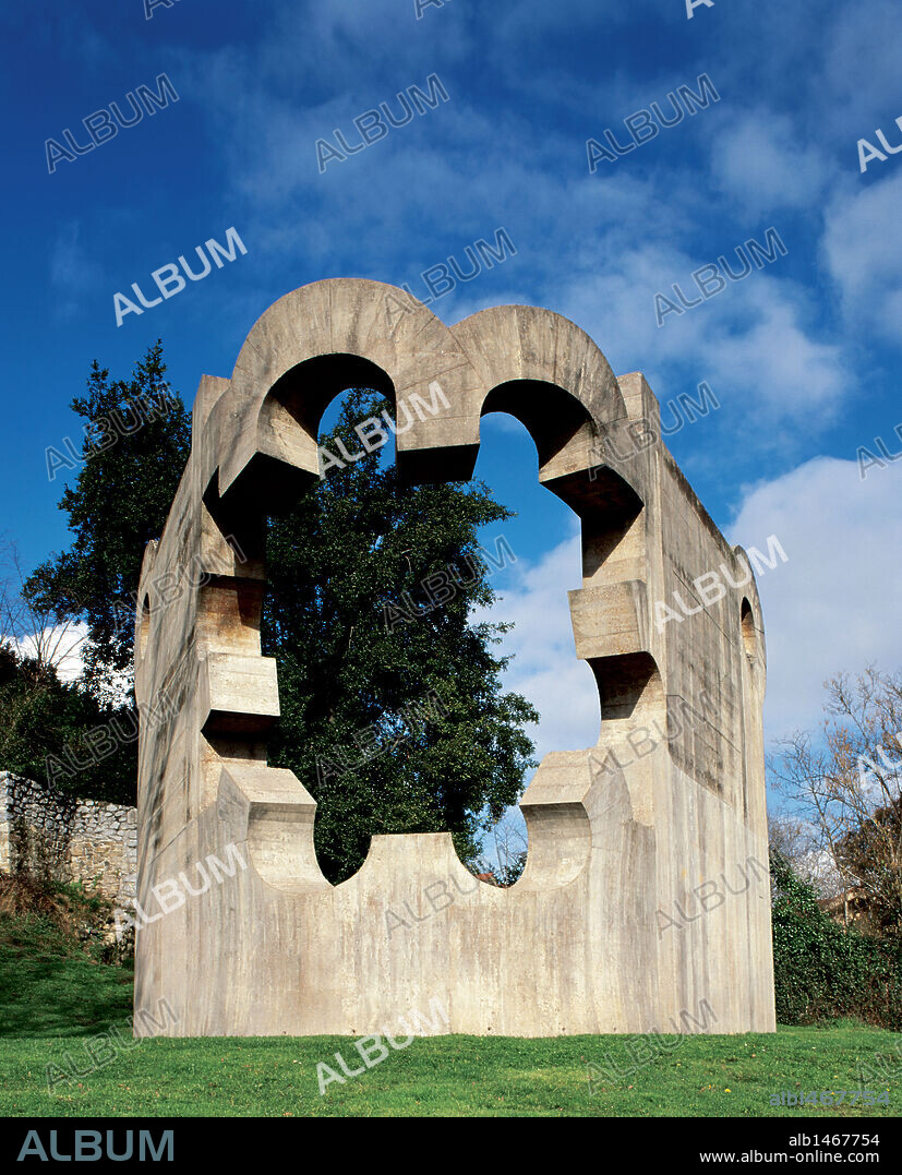 ARTE S. XX. ESPAÑA. EDUARDO CHILLIDA (1924-2002). Escultor vasco. "GURE AITAREN ETXEA" (LA CASA DE MI PADRE). Monumento que conmemora el 50 aniversario del bombardeo de la localidad en 1937. La Escultura a la paz. Parque de los Pueblos de Europa Gernika. Provincia de Vizcaya. País Vasco.
