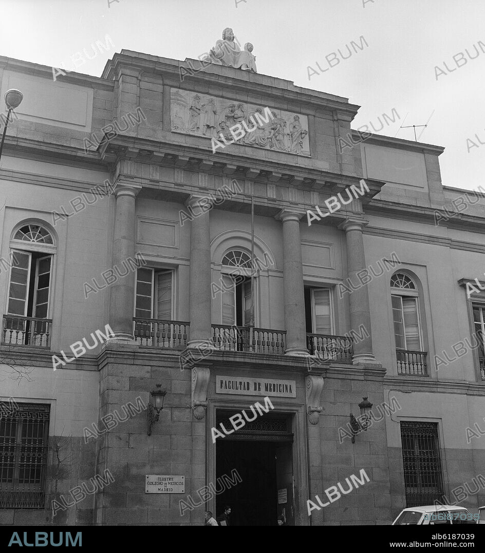 ISIDRO GONZÁLEZ VELÁZQUEZ. HOSPITAL DE SAN CARLOS -  COLEGIO DE MEDICOS - ANTIGUA FACULTAD DE MEDICINA - SIGLO XIX - FOTOGRAFIA EN BLANCO Y NEGRO - AÑOS 60.