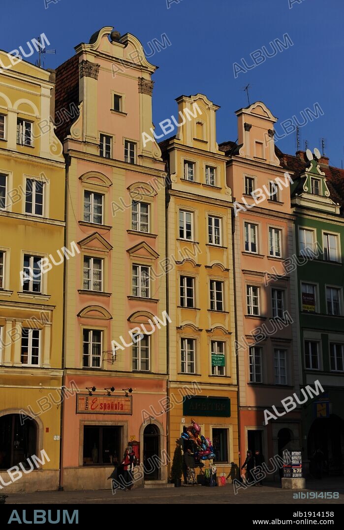 POLONIA. WROCLAW (BRESLAVIA). Fachadas de colores pasteles, de los distintos edificios de la PLAZA RYNEK (Plaza del Mercado o Plaza Principal). Baja Silesia. Suroeste de Polonia. Europa.