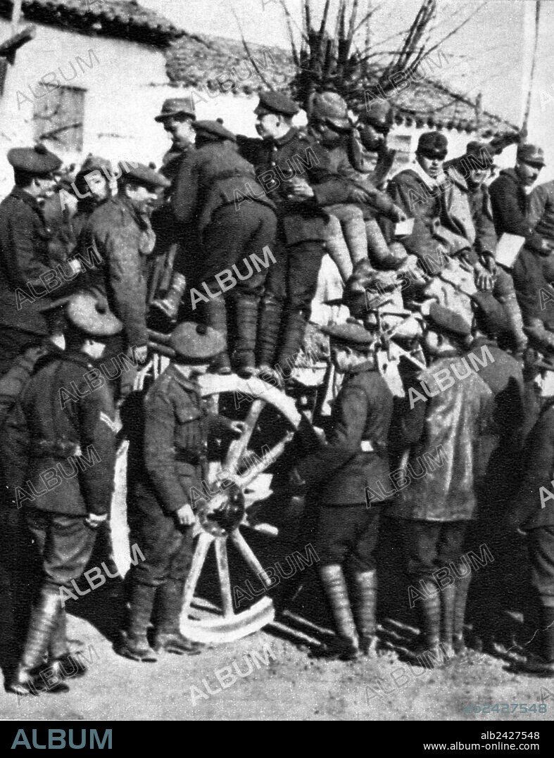 World War I 1915 1918 Italy-1918. British soldiers on the Piave front fraternize with the Italian soldiers.
