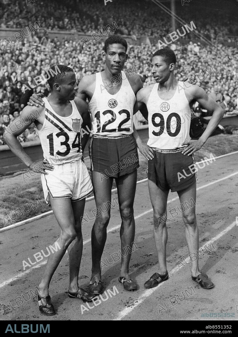 Orig. bildtext... OLYMPIC GAMES. Left to right the winners of the Mens 400 metres event at the Wembley Stadium today (Thurs.) They are No.134 Whitfield (U.S.A.), who came third. A. Wint (Jamaica) who came first and H. McKenley (Jamaica) who came second. Anm. A Wint, 1920-1992, idrottare från Jamaica. Blev landets förste OS-guldmedaljör när han vann 400 meter i OS i London 1948. Sommar-OS Trio Siffror Nummer Vinnare persons: MALVIN WHITFIELD;HERBERT MCKENLEY;ARTHUR WINT sites: STORBRITANNIEN;LONDON;USA*;JAMAICA*.