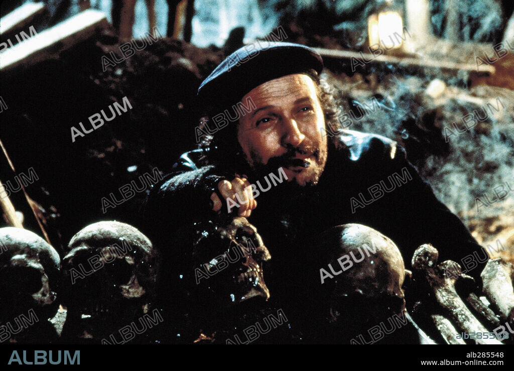 BILLY CRYSTAL in HAMLET, 1996, directed by KENNETH BRANAGH. Copyright CASTLE ROCK ENTERTAINMENT.