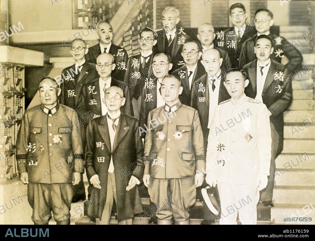 Miembros del consejo de Ministros en el gabinete del general del Ejército Imperial Japonés, Kuniaki Koiso, lanzan el eslogan: "Unidad de Japón" frente al anuncio del desembarco de enemigos.