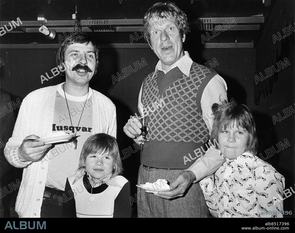 STOCKHOLM 1974-12-08. Barnskådespelarna i "Karlsson på taket" (nere fr.v.) Lars Söderdahl, i rollen som Lillebror och Mats Wikström i rollen som Karlsson på taket tillsammans med artisten och skådespelaren Janne "Loffe" Carlsson och komikern och författaren m.m. Tage Danielsson efter premiären av teaterföreställningen "Karlsson på taket" på China i Stockholm 8:e december 1974.. Foto: Bertil Ericson / TT / Kod: 1002.
