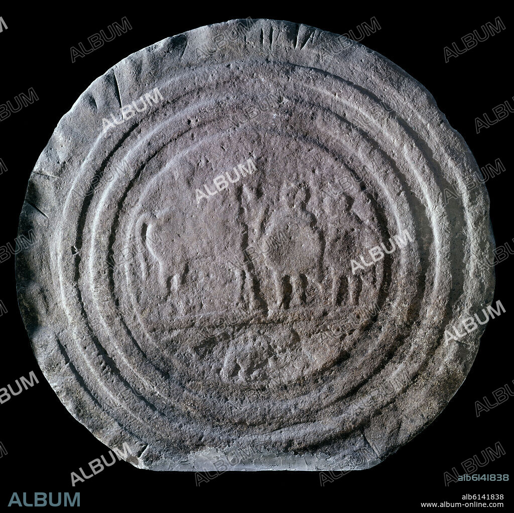 ESTELA DISCOIDEA CANTABRA DE ZURITA CON LA IMAGEN DE UN GUERRERO CANTABRO CON SU CABALLO Y SU ESCUDERO - SIGLO I AC.