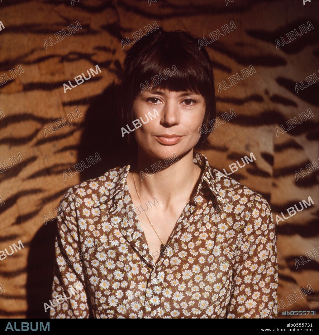 1969-04.. TIGERLEK Drama av Doris Lessing i regi av Kåre Santesson. Sänt första gången 1969-05-04. Bild tagen för reportage i RiR 19/69. Anna Freeman - Harriet Andersson Blommigt Lugg Tigerfäll CD551 persons: HARRIET ANDERSSON sites: SVERIGE.
