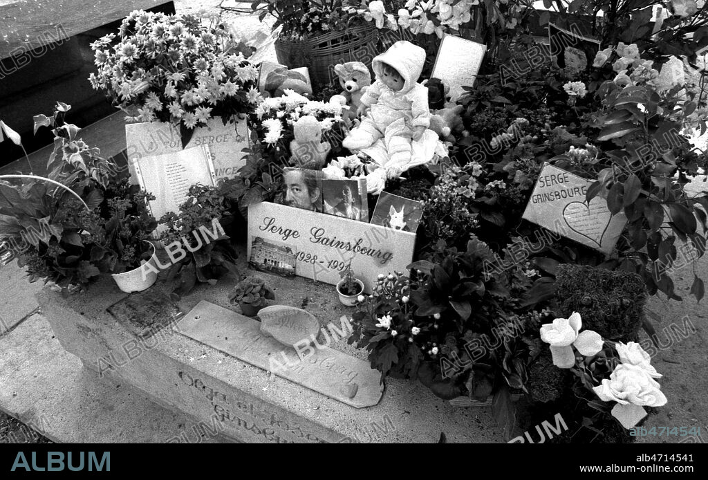 Tombe de Serge GAINSBOURG au cimetiere du PERE-LACHAISE a PARIS. Photo Francis CAMPIGLIA/Kharbine Tapabor.