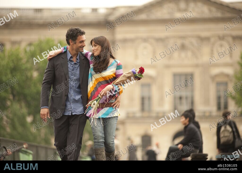 MICHELA QUATTROCIOCCHE and RAOUL BOVA in SCUSA MA TI VOGLIO SPOSARE, 2010, directed by FEDERICO MOCCIA. Copyright MEDUSA FILM/ARELLA FILM.