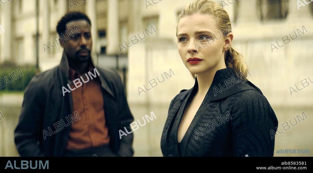 CHLOE GRACE MORETZ and GARY CARR in THE PERIPHERAL, 2022, directed by SCOTT B. SMITH and VINCENZO NATALI. Copyright Amazon Studios / Warner Bros. Television.