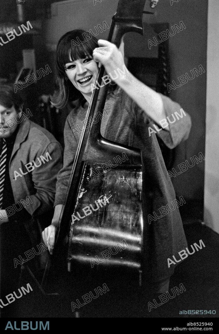 1968-11-26. INTE BARA FÖR SVENNE UTAN OCKSÅ FÖR SLARK OCH KENNE Gruppspex i TV. Sänt första gången 1968-12-14. Här ses Lena Hansson, skådespelerska, sångerska och musiker, med en basfiol. Foto: Bo-Aje Mellin / RiR / SVT / Kod: 5600. Bild och reportage publ. i RiR 51/68 sid. 16-17. RiR 19278 sv/v neg persons: SVANTE THURESSON;LENA HANSSON sites: SVERIGE. Bilden får endast användas i programpresenterande sammanhang. Fotografens namn, Sveriges Television samt programmets titel skall alltid anges.