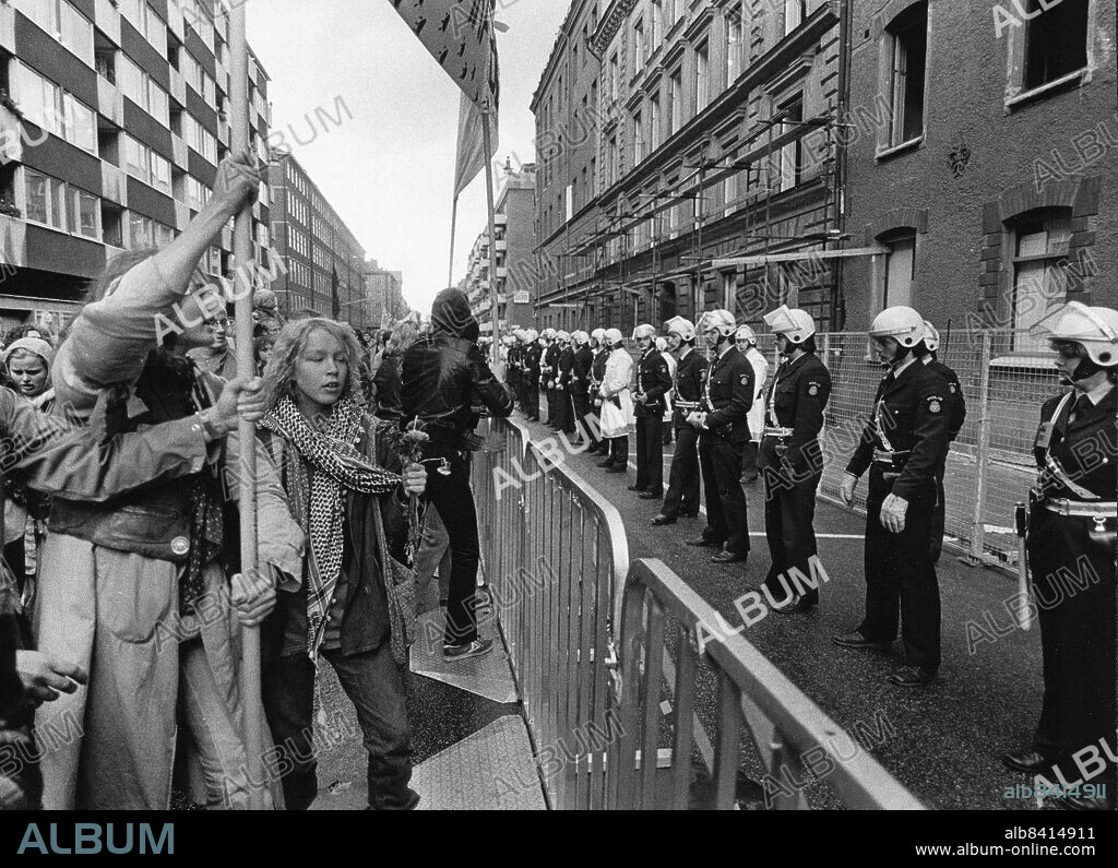 Stockholm 1978-09-23. Mullvadsockupationen, ockupation av fyra bostadshus i kvarteret Mullvaden på Krukmakargatan. Omkring 4 000 personer demonstrerade på lördagen mot rivningen av de fyra husen i kvarteret Mullvaden. Demonstranterna tågade från Kungsträdgården till Krukmakargatan under paroller och allsång. Tåget sträckte sig nästan en kilometer längs den av polisen anvisade marschvägen. Över 140 polismän hade kommenderats ut för att bevaka demonstrationen. Inga sammanstötningar förekom. Stämningen var -trots blåst och snöblandat regn -snarast gemytligt uppsluppen. - De till och med kastade blommor på oss, berättade belåtna polismän längs vägen.. Foto: Lars Groth / DN / TT / Kod: 19 . ** SvD OUT **.
