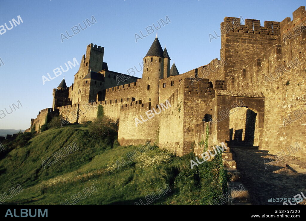Porte d'Aude, entrance to walled and turreted fortress of Cite, Carcassonne, UNESCO World Heritage Site, Languedoc, France, Europe.