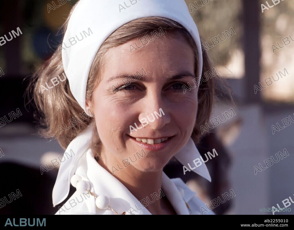 SOFIA DE GFRECIA. REINA DE ESPAÑA. FOTOGRAFIADA EN PALMA DE MALLORCA EN EL AÑO 1975.