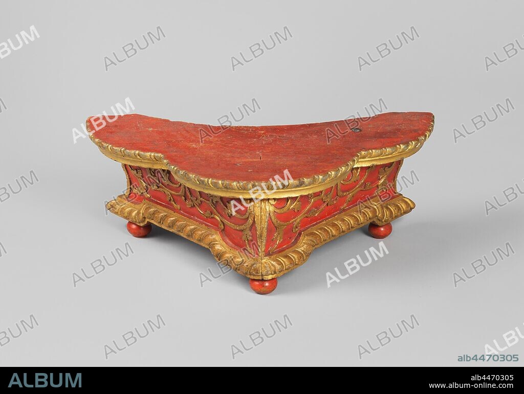 Furniture, Base made of linden wood, decorated with carvings and polychromed in red and gold. It is triangular in shape and bears a three-lobed scalloped, almost semicircular wrapper, with a slightly curved hollow on the back. The gilt edge is largely decorated with grunts above a hollow profile frame. Both sides are ojive-shaped and show sculpted gold-plated flat bands with C-volutes and acanthus drinks on a red background. Gilt plinth frame with grunts and crumbles, three red ball feet., anonymous, Northern Netherlands, 1700 - 1750, wood (plant material), linden, h 20 cm × w 57 cm × d 35 cm × w 3.2 kg.