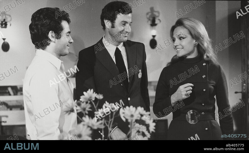 ARTURO FERNANDEZ y CARMEN SEVILLA en EL RELICARIO, 1970, dirigida por RAFAEL GIL. Copyright CORAL P.C.