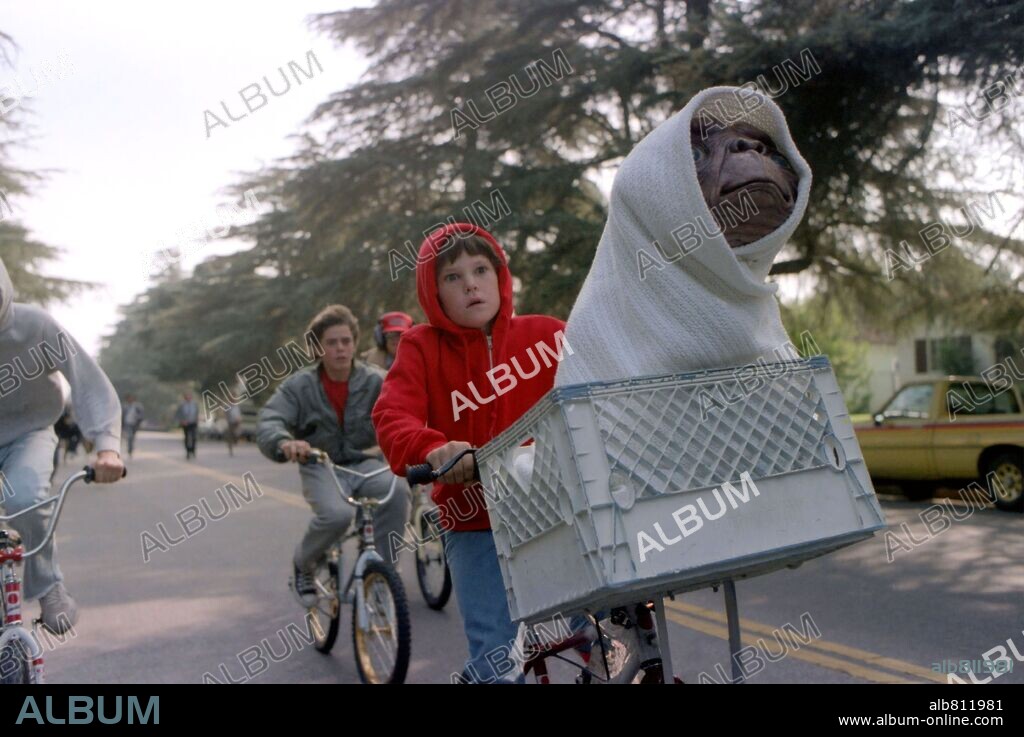 HENRY THOMAS dans E.T., L'EXTRA-TERRESTRE, 1982 (E. T. THE EXTRA-TERRESTRIAL), réalisé par STEVEN SPIELBERG. Copyright UNIVERSAL PICTURES / McBROOM, BRUCE.