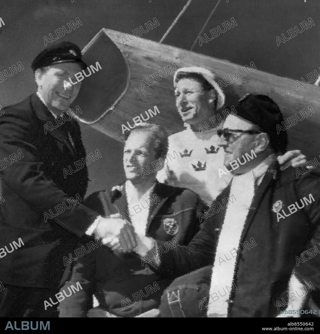 ARKIV MELBOURNE 19561205. Den svenska guldbesättningen framför drakbåten "Slaghöken II" gratuleras av ledaren för den svenska seglartruppen Henry Wallenberg (t.v.). Besättningsmännen är från vänster Bengt Palmquist, Leif Wikström och skepparen Folke Bohlin. "Slaghöken II" segrade vid de olympiska seglingstävlingarna i Melbourne i drakbåtsklassen.. Foto: Dagens Nyheter / TT / Kod: 192. **SvD OUT**.