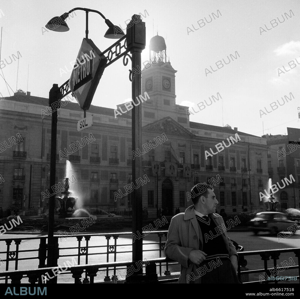 PUERTA DEL SOL - ENTRADA AL METRO DE SOL CON LA SEDE ANTIGUA CASA DE CORREOS AL FONDO - FOTOGRAFIA EN BLANCO Y NEGRO - AÑOS 60.