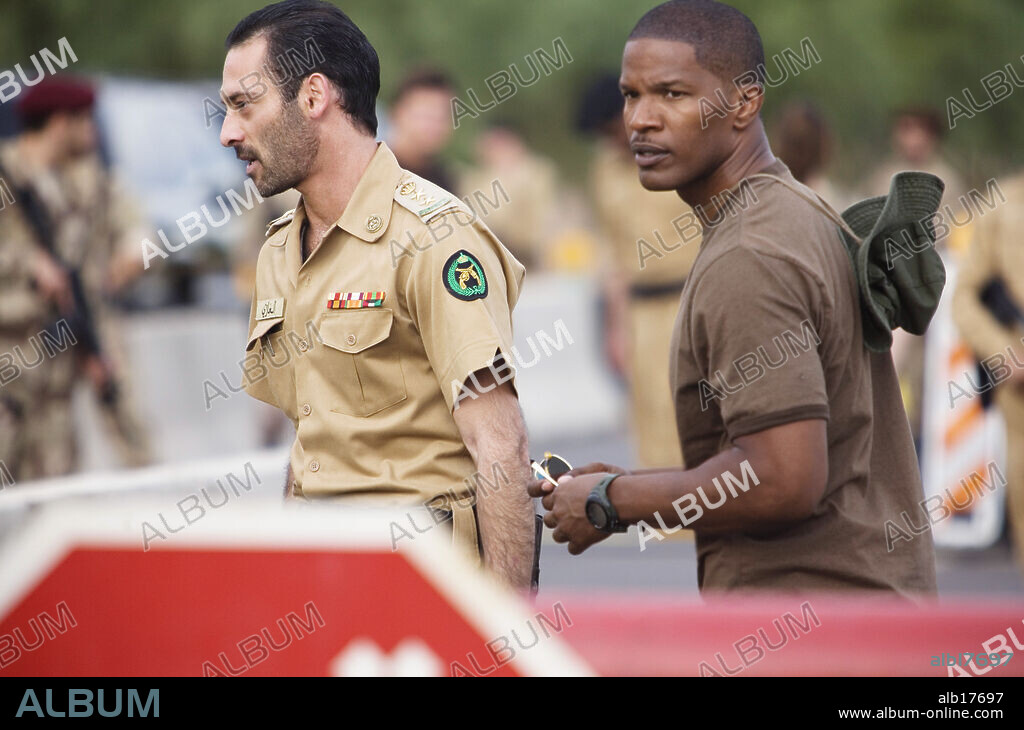 ASHRAF BARHOM y JAMIE FOXX en LA SOMBRA DEL REINO, 2007 (THE KINGDOM), dirigida por PETER BERG. Copyright UNIVERSAL PICTURES/FORWARD PASS/FILM 44/RELATIVITY MEDIA/ / CONNOR, FRANK.