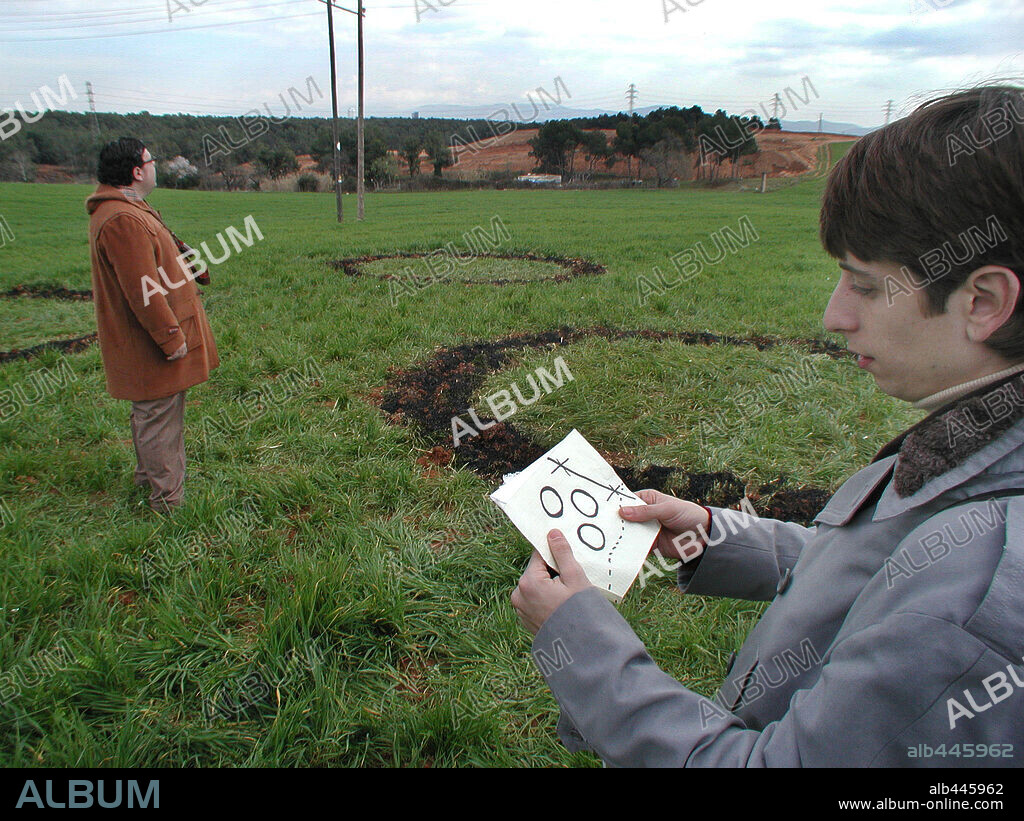 JORDI VILCHES y JOSE LUIS ADSERIAS en PLATILLOS VOLANTES, 2003, dirigida por OSCAR AIBAR. Copyright ENRIQUE CEREZO PRODUCCIONES.