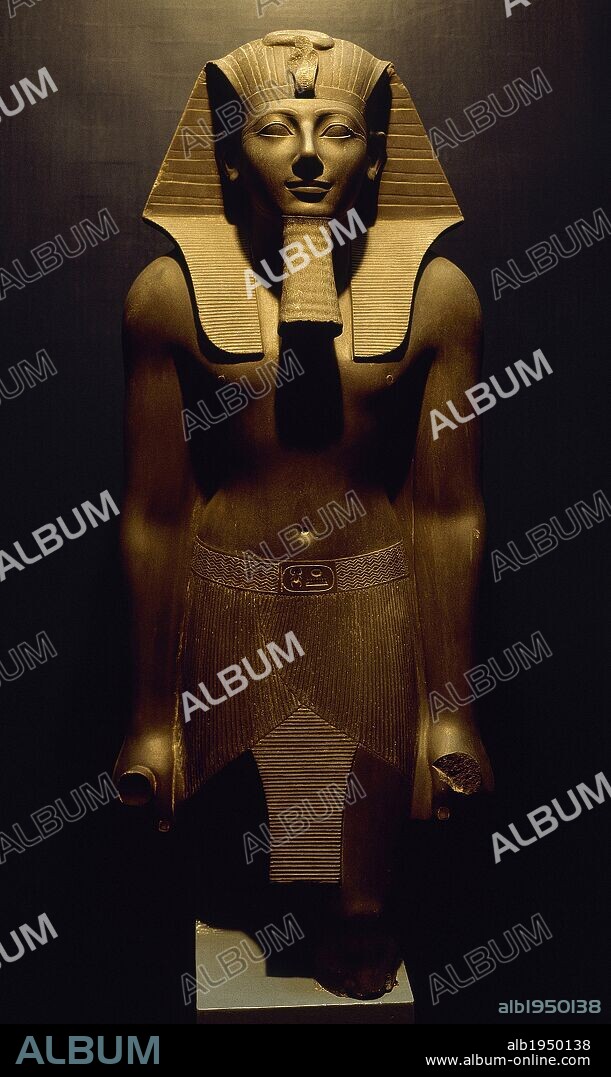 ARTE EGIPCIO. ESCULTURA DE TUTMOSIS III, faraón de la dinastía XVIII (h.1490-1436 a.C.). Museo de Luxor. Egipto.