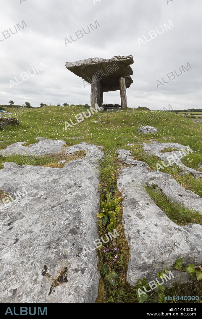 Poulnabrone Dolmen, The Burren, County Clare, Munster, Republic of Ireland, Europe.