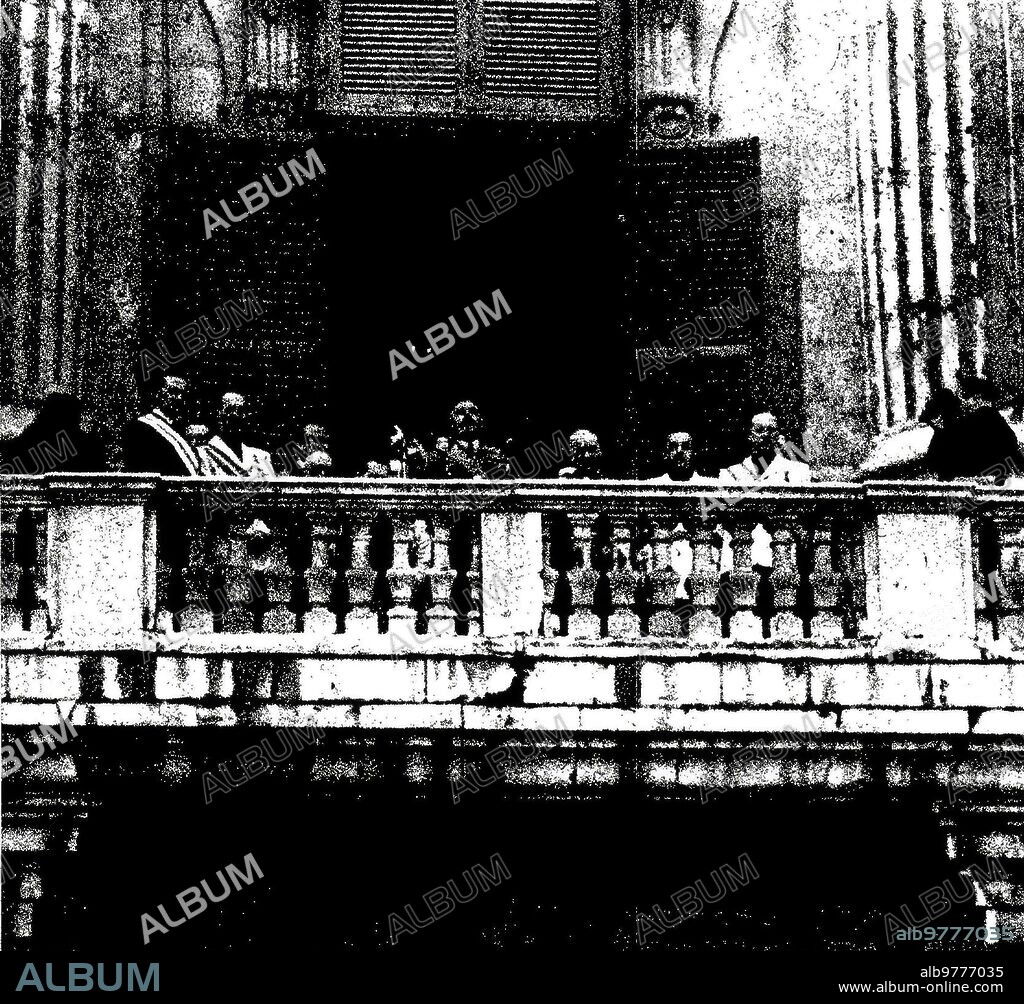 Abril 1947. Franco, desde el balcón del palacio Nacional (palacio Real), Dirigiendo unas Breves Palabras A los Manifestantes.