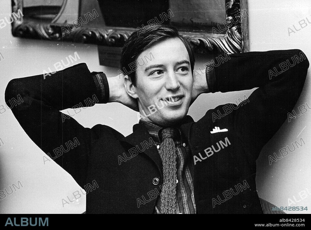 Stockholm 1966-01-20. Thommy Berggren intervjuas efter sin föreställning på Dramaten. Foto: Ragnhild Haarstad / SvD / TT / kod 12014.