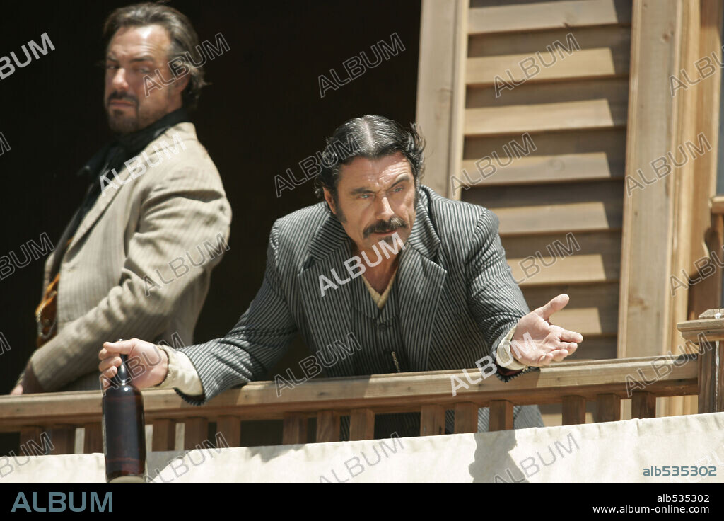 IAN McSHANE y TITUS WELLIVER en DEADWOOD, 2004, dirigida por ALAN TAYLOR, DAVIS GUGGENHEIM, EDWARD BIANCHI, MICHAEL ALMEREYDA y WALTER HILL. Copyright HBO / HYUN, DOUG.
