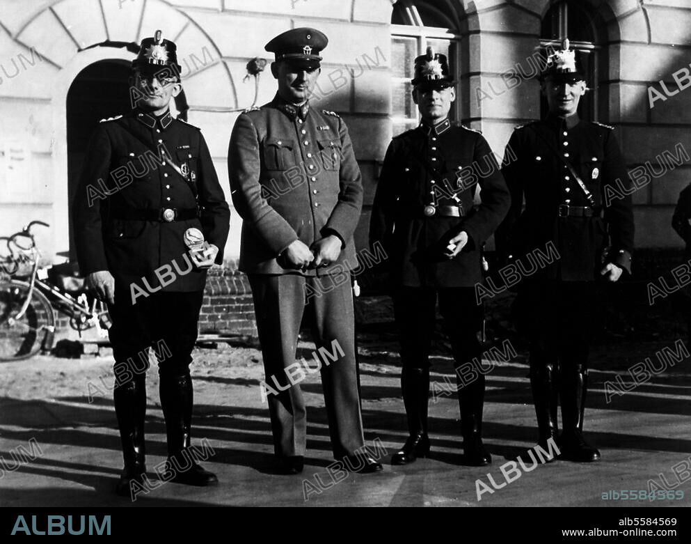 Daluege, Kurt; General der Polizei. 1897-1946. Preisverteilung der Polizei-Fünfkampfmeisterschaft: Daluege (2. v. li) mit den Siegern Hübner, Kraneis und Jehne-Gotha. Foto.