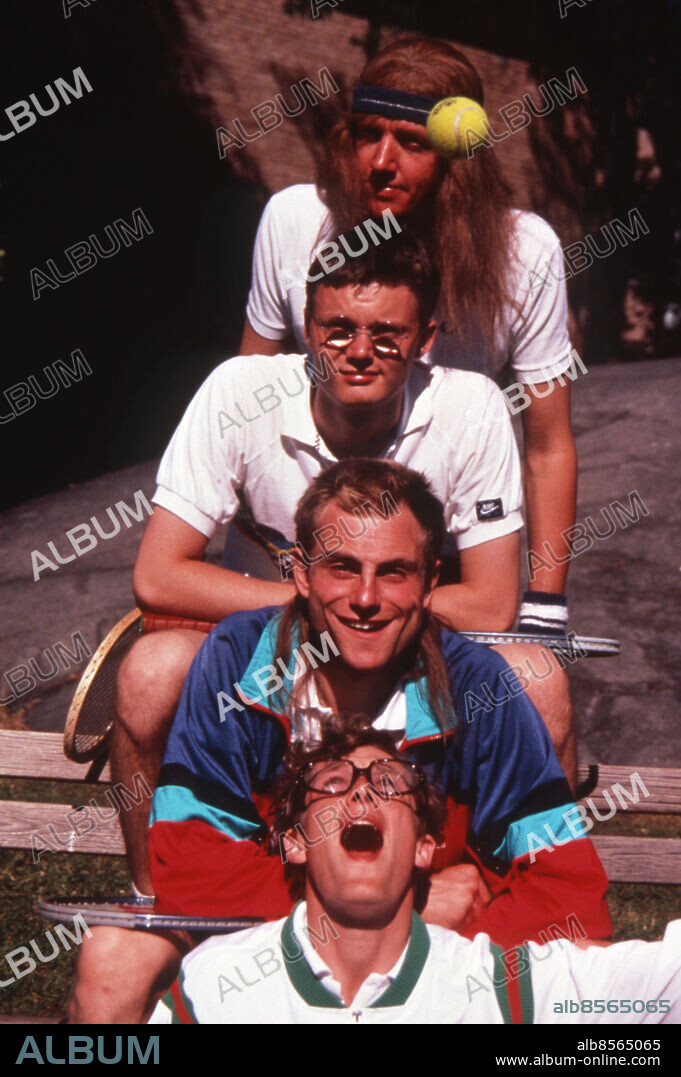 OKÄNT FOTODATUM.. SMASH En tenniskomedi av Hannes Holm och Måns Herngren. Sänt första gången 1990-01-04. Alex - Måns Herngren Sigge - Peter Wahlbeck Teo - Felix Herngren Einar - Svante Grundberg Original hos SVT Försäljning persons: SVANTE GRUNDBERG;FELIX HERNGREN;PETER WAHLBECK;MÅNS HERNGREN sites: SVERIGE.