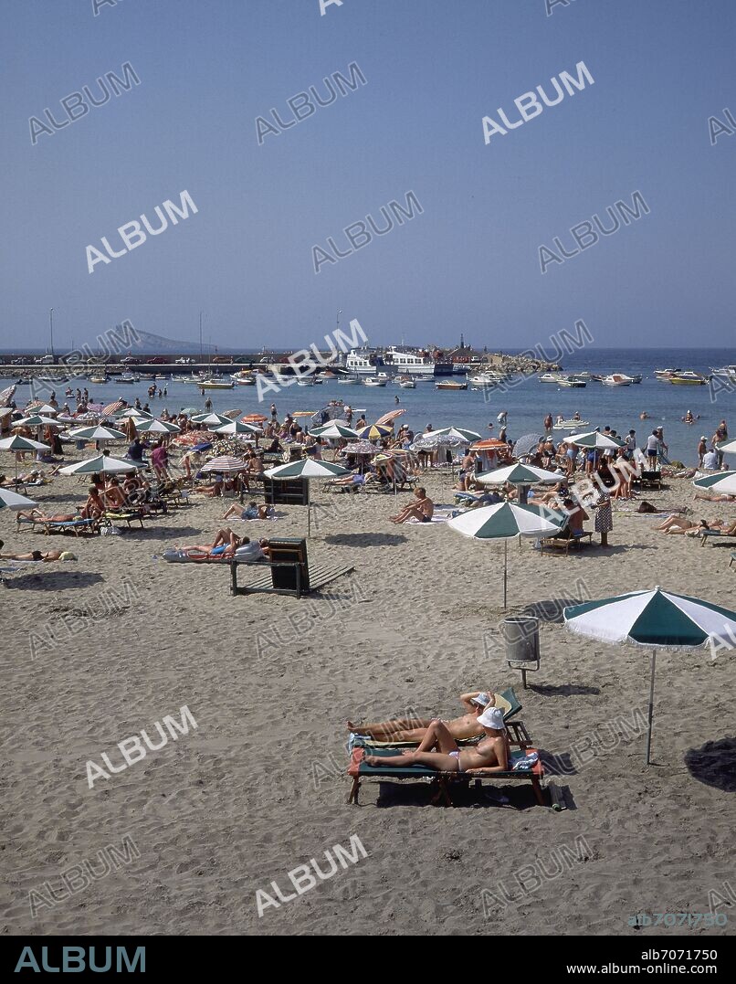 PLAYA DE BENIDORM CON TURISTAS AÑOS 80.