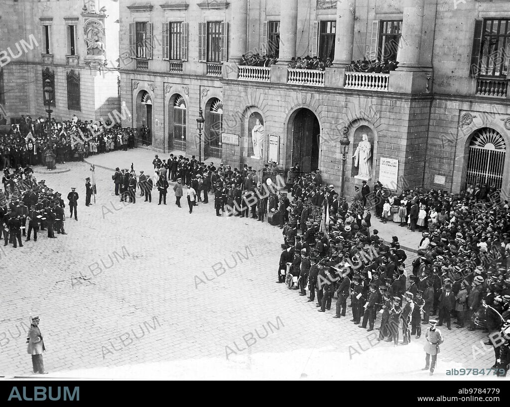 Barcelona, 10/30/1911. The Municipal Band of Madrid in Barcelona. Appearance of the Plaza de San Jaime, in front of the town hall, upon the arrival of the band and the mayor of Madrid.