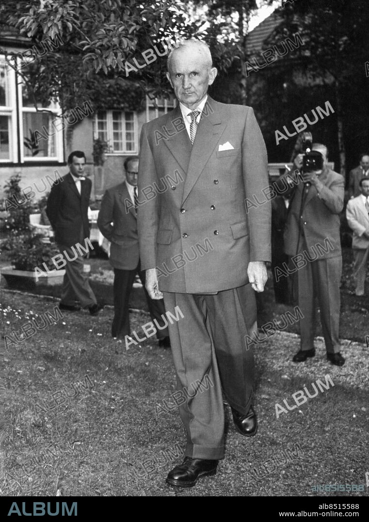 Orig. bildtext... DÖNITZ NACH STRAFVERBÜSSUNG IN FREIHEIT Der ehemalige Grossadmiral Karl Dönitz ist in der Nacht zum 1. Oktober 1956 wenige Minuten nach Mitternacht nach zehnjähriger Haft aus dem allierten Kriegsverbrechergefängnis in Berlin-Spandau entlassen worden. Er wurde von seiner Frau und von seinem Nürnberger Verteidiger, Rechtsanwalt Dr. Kranzbühler, abgeholt. Unser Bild zeigt Karl Dönitz bei einer Pressekonferenz am 1. Oktober in Berlin. Orig. bildtext... LA LIBERATION DE L'AMIRAL DONTIZ Le commandant de la flotte de guerre allemande l'amiral Donitz qui avait été condamné a 10 ans de prison en 1946 a fini de purger sa pine et a été libéré lundi de la prison de Spandau a Berlin il a déclaré a sa sortie qu'il rejoiggait sa femme a Nuremberg. Anm. K Dönitz, 1891-1980, tysk sjömilitär. Dömd till 10 års fängelse vid Nürnbergrättegångarna. CD491 persons: KARL DÖNITZ sites: VÄSTTYSKLAND;VÄSTBERLIN.