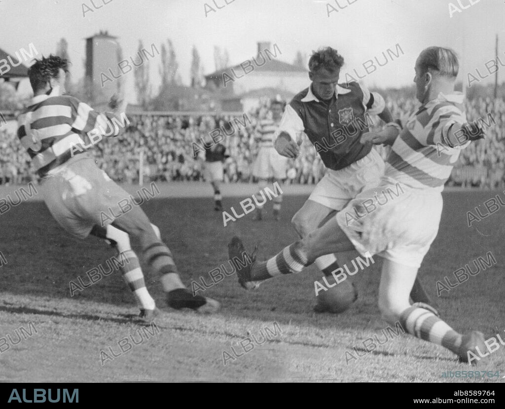 27 maj 1956. Gais - Lycksele på Gamla Ullevi, som slutade 8-0.. Karl-Alfred Jacobsson gjorde två mål i kvalmatchen mot Lycksele. Här arbetar han sig igenom det norrländska försvaret. *** Local Caption *** . STURE LYDÉN.