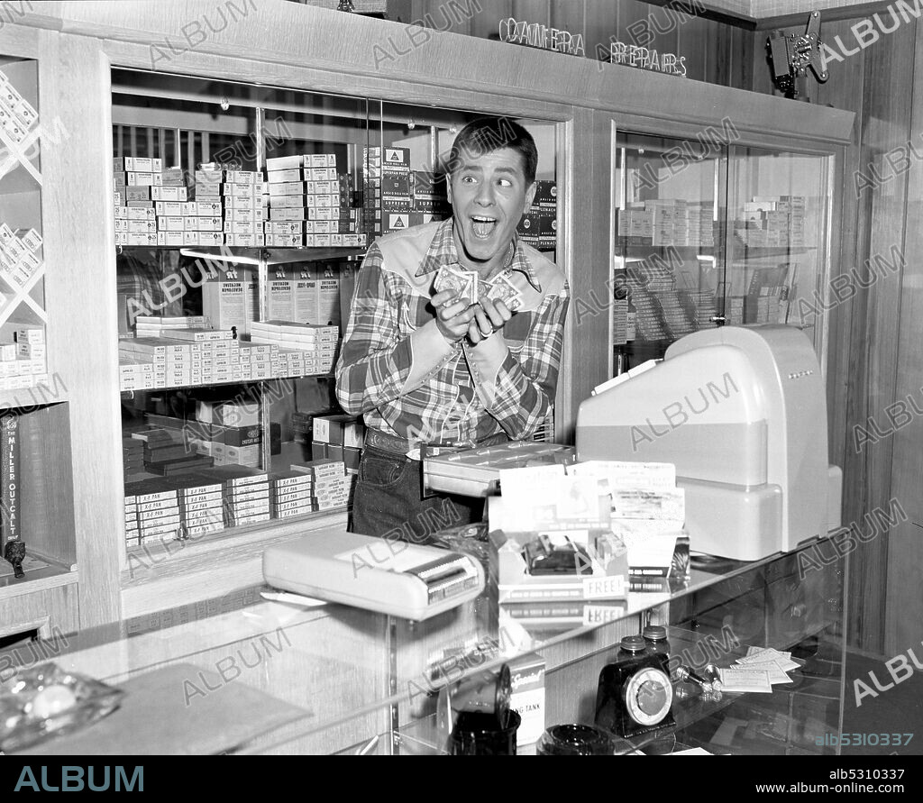 JERRY LEWIS. Circa 1939, Los Angeles, California, USA: American actor and comedian JERRY LEWIS get excited and cross eyed about money from a Hollywood camera store cash register.