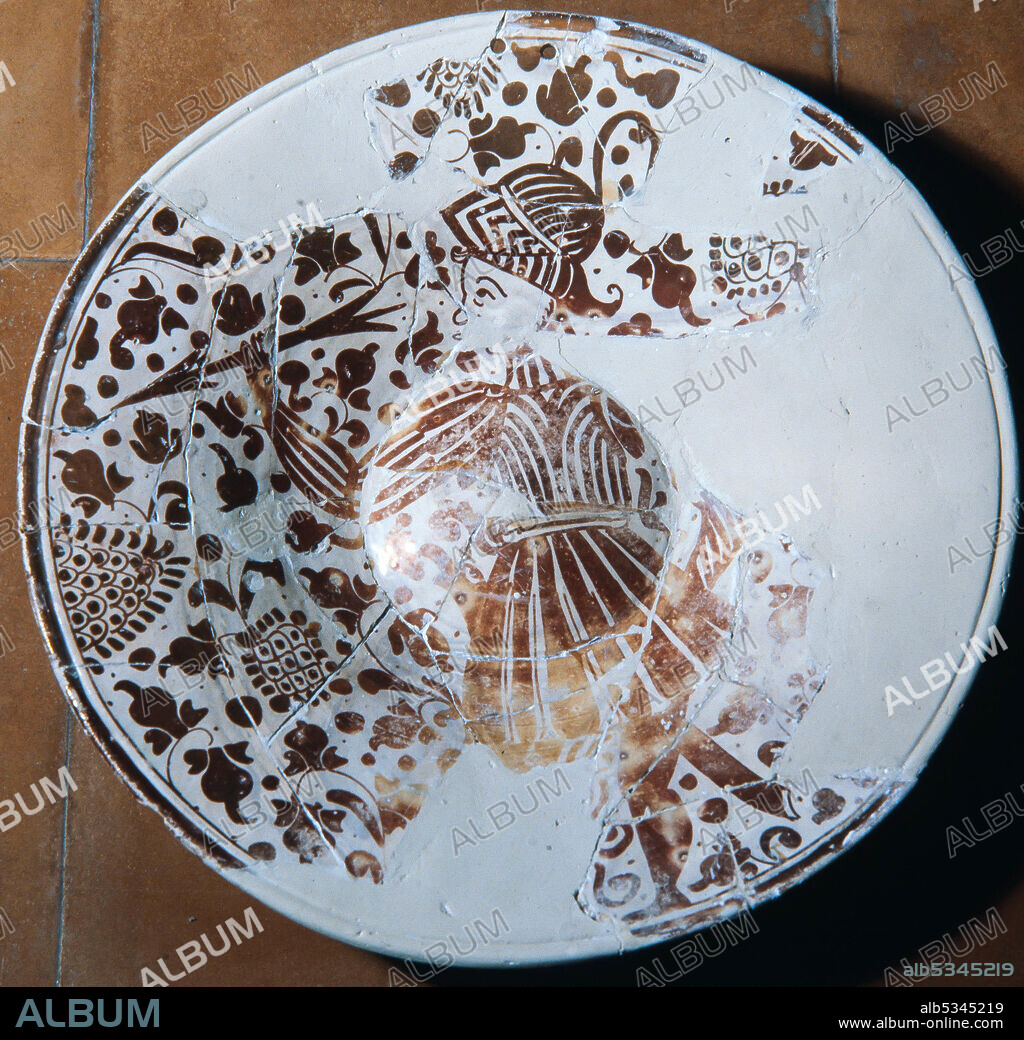 Plato de cerámica de Reus con motivo de un guerrero, siglo XVII. Museu de Reus.