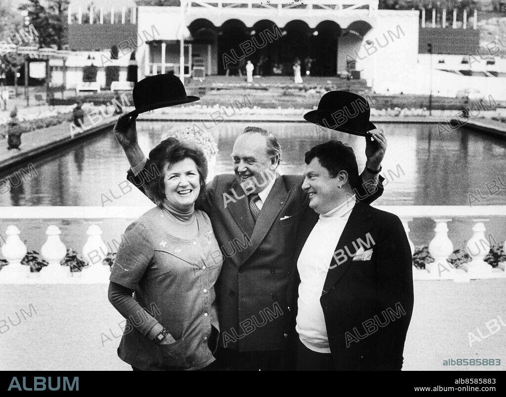 GÖTEBORG 1975-05-17.. Liseberg framför Stora scenen - Sven Schönberg (i mitten) i Kals öden tillsammans med årets Kal och Ada, som blev Lola Svensson och Rolf Asklund. *** Local Caption *** GP Foto: Gillis Supkiewicz / Kamerareportage / TT / Kod: 2524.