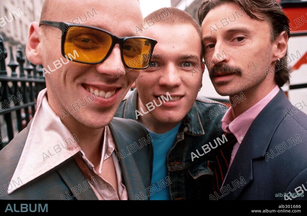 EWAN McGREGOR, EWEN BREMNER and ROBERT CARLYLE in TRAINSPOTTING, 1996, directed by DANNY BOYLE. Copyright FIGMENT FILM/THE NOEL GAY MOTION PICTURE.