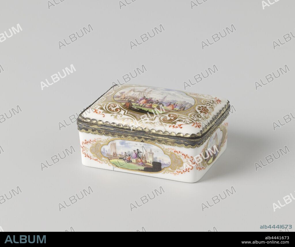 Snuff box, multicolored with port faces and on the inside of the lid a faun spying on a woman, Rectangular snuff box of painted porcelain. The box is painted on the outside with harbor views within four passes. On the inside of the lid there is a faun spying on a sleeping woman. The lid is connected to the box by a gold-plated silver frame. The box is not marked. The snuff box is made after a Meissen example from around 1735., Meissener Porzellan Manufaktur (falsification of), Meissen, c. 1850 - in or before 1878, porcelain (material), montuur, gilding, h 4.0 cm × w 8.4 cm × d 6.7 cm.