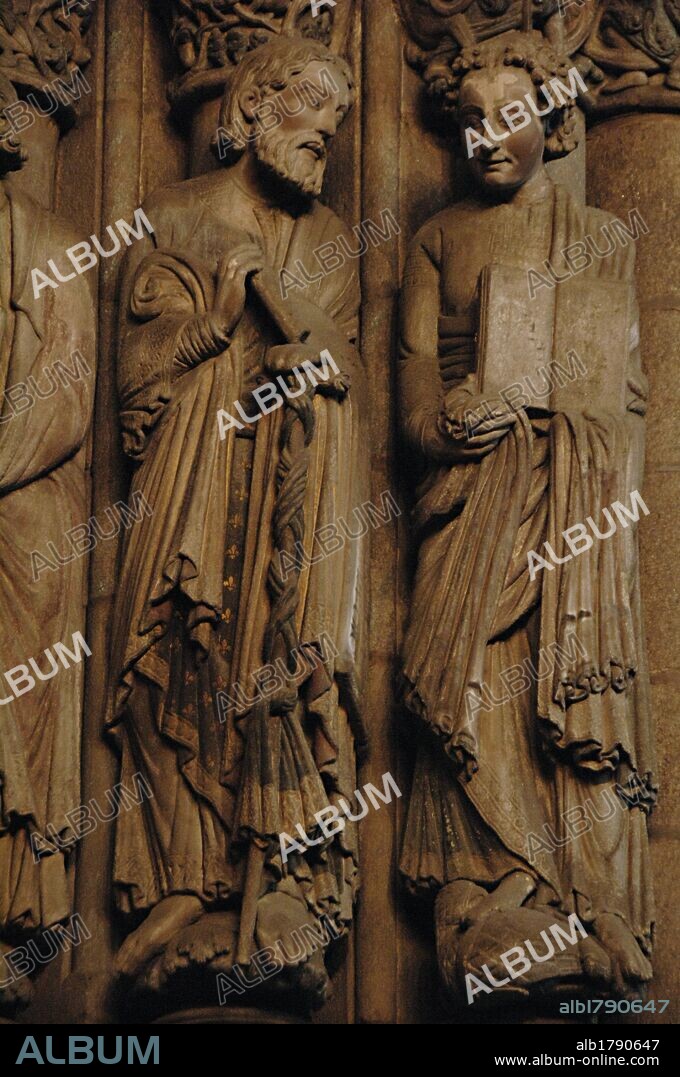 ARTE ROMANICO. ESPAÑA. PORTICO DE LA GLORIA. Realizado en el año 1188 por el MAESTRO MATEO. Detalle de la JAMBA DERECHA en la que aparecen representados, de izquierda a derecha, los APOSTOLES SANTIAGO EL MENOR Y SAN JUAN. CATEDRAL DE SANTIAGO DE COMPOSTELA. Provincia de A Coruña. Galicia.