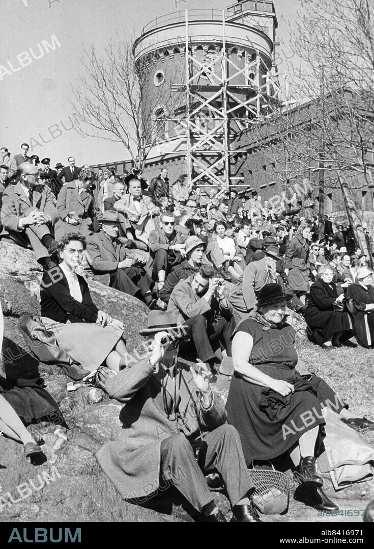 Stockholm 1961-04-25. Bärgningen av regalskeppet Vasa.. En enda stor åskådarläktare blev Kastellholmen på måndagen. Tusentals stockholmare samlades här för att följa det marina skådespelet. De första kom redan ett par timmar innan arbetet inleddes. Döda punkter i programmet fyllde åskådarna med diverse sysslor om man inte helt enkelt valde att lapa sol.. Foto: DN / TT / Kod: 192. ** SvD OUT **.