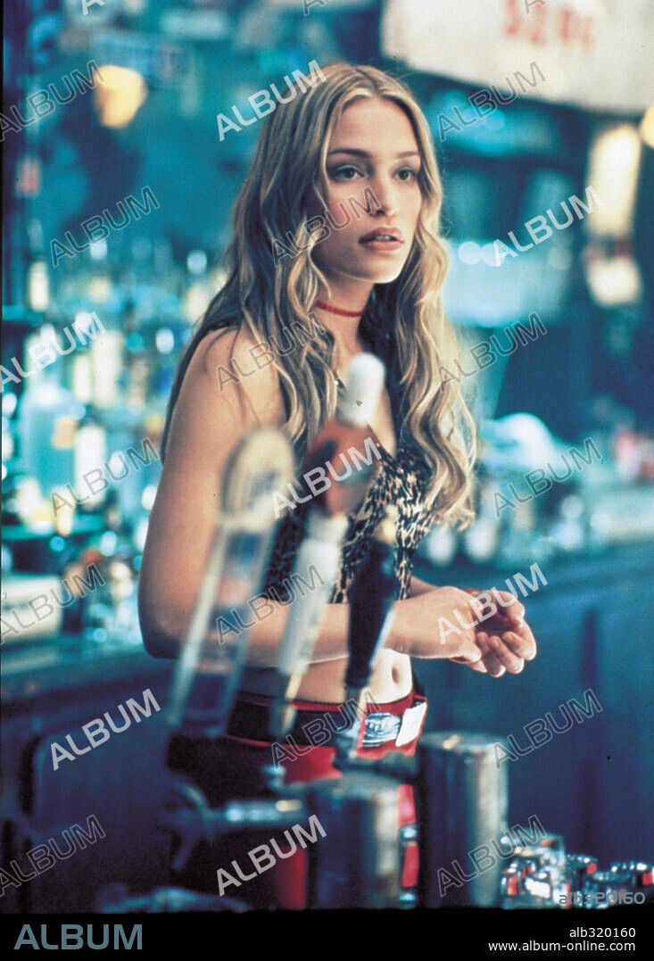 PIPER PERABO en EL BAR COYOTE, 2000 (COYOTE UGLY), dirigida por DAVID MCNALLY. Copyright TOUCHSTONE PICTURES.