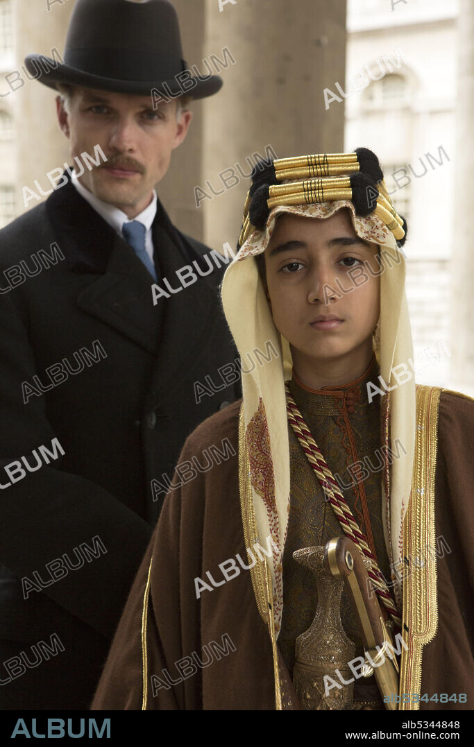 ABDULLAH ALI y ED SKREIN en NACIDO REY, 2019 (BORN A KING), dirigida por AGUSTI VILLARONGA. Copyright Arena Audiovisual / Celtic Films.