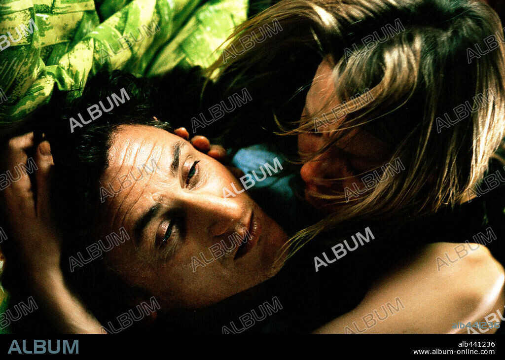 NAOMI WATTS and SEAN PENN in 21 GRAMS, 2003, directed by ALEJANDRO GONZALEZ IÑARRITU. Copyright FOCUS FILMS INC. / SHELDON, JIM.