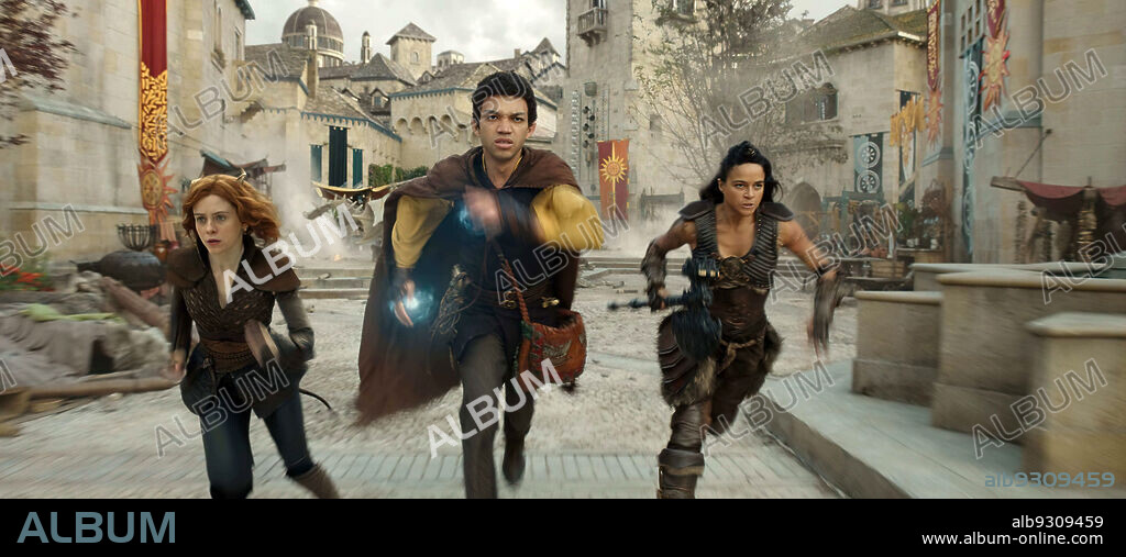 JUSTICE SMITH, MICHELLE RODRIGUEZ y SOPHIA LILLIS en DUNGEONS & DRAGONS: HONOR ENTRE LADRONES, 2023 (DUNGEONS & DRAGONS: HONOR AMONG THIEVES), dirigida por JOHN FRANCIS DALEY y JONATHAN M. GOLDSTEIN. Copyright PARAMOUNT PICTURES.