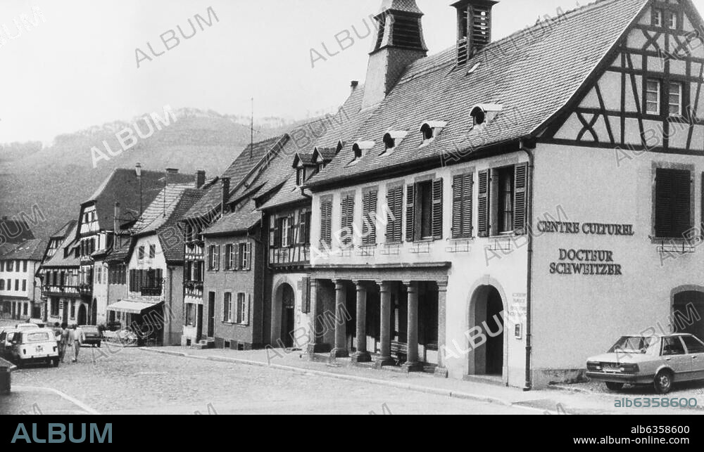 zu: Schweitzer, Albert Arzt, Theologe, Kulturphilosoph und Musiker; 1875-1965. Kaysersberg im Elsaß (Geburtsort von Albert Schweitzer): Gedenkstätte für Albert Schweitzer; links davon das Geburtshaus. Foto, 1986.