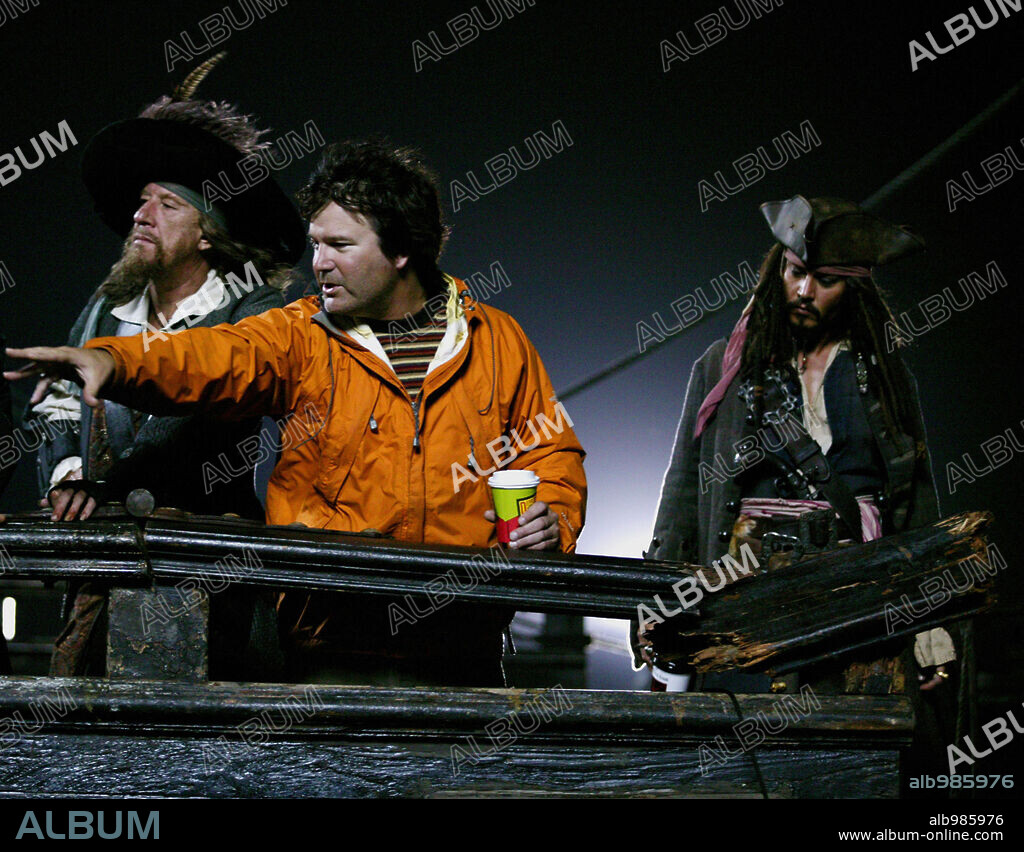 GEOFFREY RUSH, GORE VERBINSKI and JOHNNY DEPP in PIRATES OF THE CARIBBEAN: AT WORLDS END, 2007, directed by GORE VERBINSKI. Copyright WALT DISNEY PICTURES / MOUNTAIN, PETER.